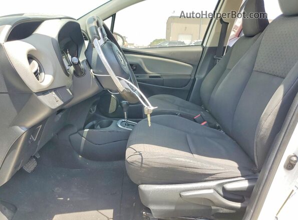 VNKKTUD33HA075963 2017 TOYOTA YARIS White Առջևի վահանակի տեսք