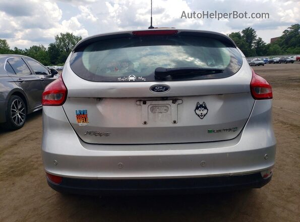 1FADP3R45HL261807 2017 FORD FOCUS Серебряный Вид салона спереди