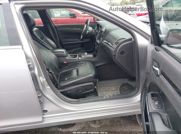 2C3CCAAG0HH560179 2017 CHRYSLER 300 Silver Widok wnętrza z przodu