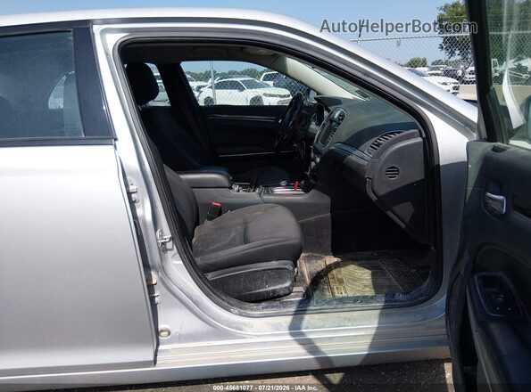 2C3CCAAG0LH168621 2020 CHRYSLER 300 Серебряный Вид салона спереди