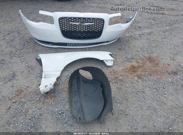 2C3CCAAG1JH249849 2018 CHRYSLER 300 White Widok zestawu wskaźników