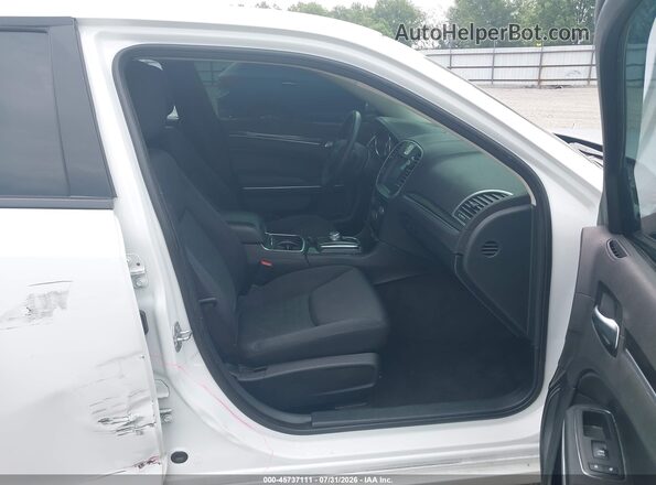 2C3CCAAG1JH249849 2018 CHRYSLER 300 White Widok wnętrza z przodu