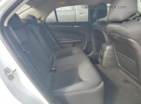 2C3CCAAG1KH668463 2019 CHRYSLER 300 White Rear seats view