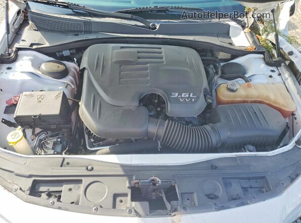 2C3CCAAG1KH668463 2019 CHRYSLER 300 White Rear interior view