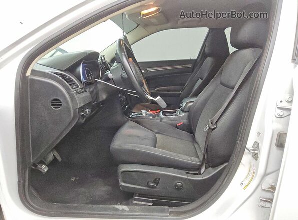 2C3CCAAG1NH107572 2022 CHRYSLER 300 White Front interior view