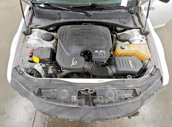 2C3CCAAG1NH107572 2022 CHRYSLER 300 White Rear interior view