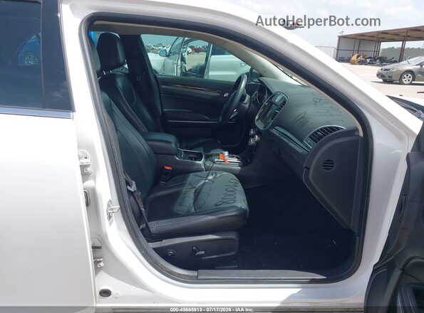 2C3CCAAG2GH334448 2016 CHRYSLER 300 White Front interior view
