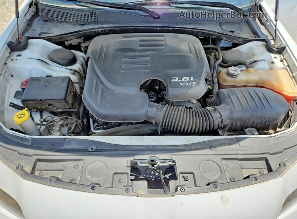 2C3CCAAG2JH320959 2018 CHRYSLER 300 White უკანა სალონის ხედი