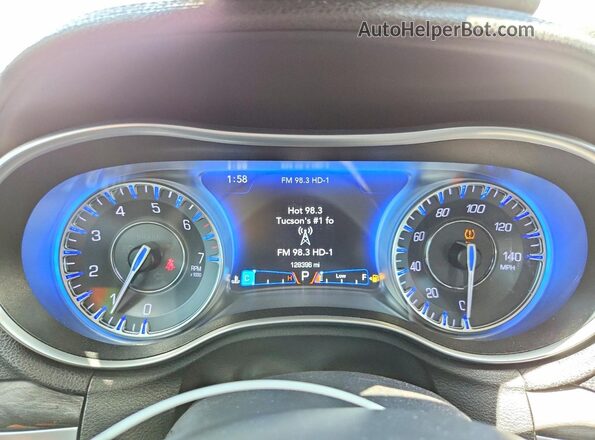 2C3CCAAG3JH302065 2018 CHRYSLER 300 Белый Вид щитка приборов