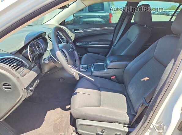 2C3CCAAG3JH302065 2018 CHRYSLER 300 Белый Вид салона спереди