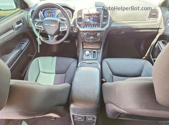 2C3CCAAG3JH302065 2018 CHRYSLER 300 Белый Вид панели приборов