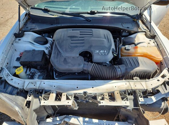 2C3CCAAG3JH302065 2018 CHRYSLER 300 Белый Вид задней части салона