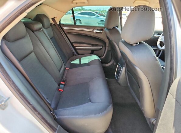 2C3CCAAG3JH302065 2018 CHRYSLER 300 Белый Вид задних сидений
