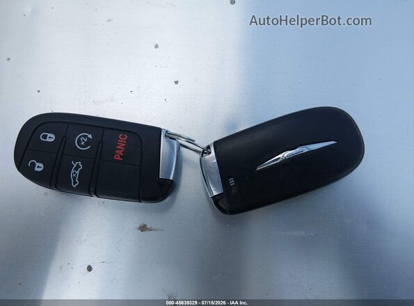 2C3CCAAG4GH229734 2016 CHRYSLER 300 Красный Вид панели приборов