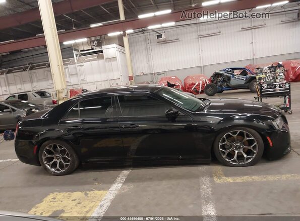 2C3CCAAG4JH275586 2018 CHRYSLER 300 Black უკანა სალონის ხედი