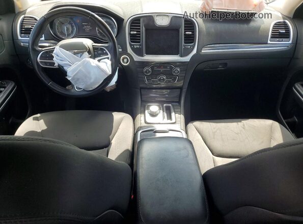 2C3CCAAG4JH340291 2018 CHRYSLER 300 Черный Вид панели приборов