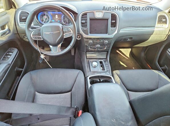 2C3CCAAG5JH282059 2018 CHRYSLER 300 Burgundy Vista del salpicadero