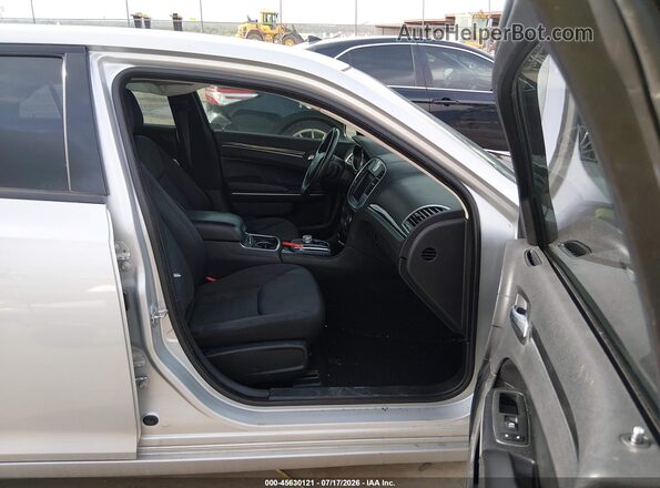 2C3CCAAG5KH610534 2019 CHRYSLER 300 Серебряный Вид салона спереди