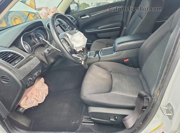 2C3CCAAG5NH241467 2022 CHRYSLER 300 White Widok wnętrza z przodu