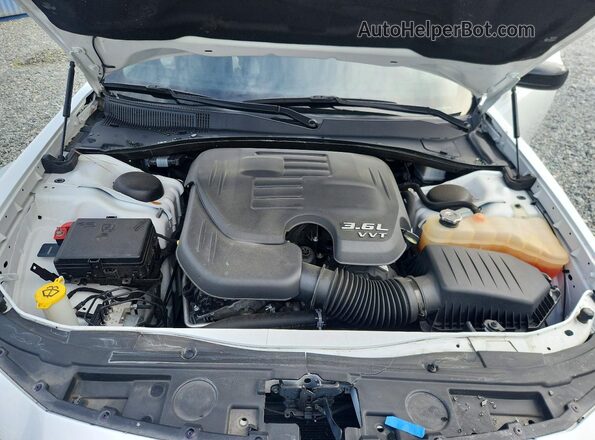 2C3CCAAG5NH241467 2022 CHRYSLER 300 White Widok wnętrza z tyłu