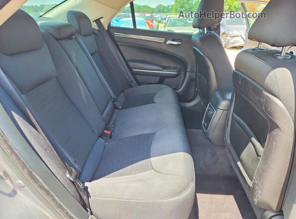 2C3CCAAG6JH190300 2018 CHRYSLER 300 Silver უკანა სავარძლების ხედი