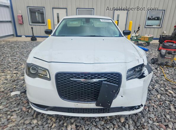 2C3CCAAG6JH320978 2018 CHRYSLER 300 White Widok z przodu