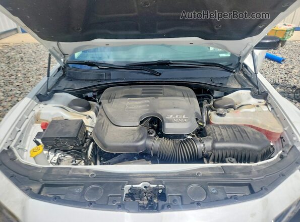 2C3CCAAG6JH320978 2018 CHRYSLER 300 White Widok wnętrza z tyłu