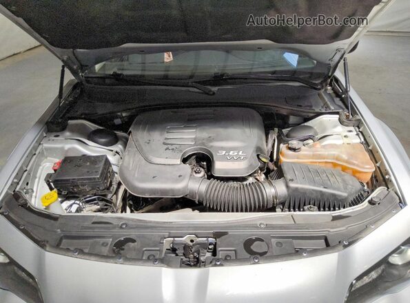 2C3CCAAG6MH644839 2021 CHRYSLER 300 Серебряный Вид задней части салона