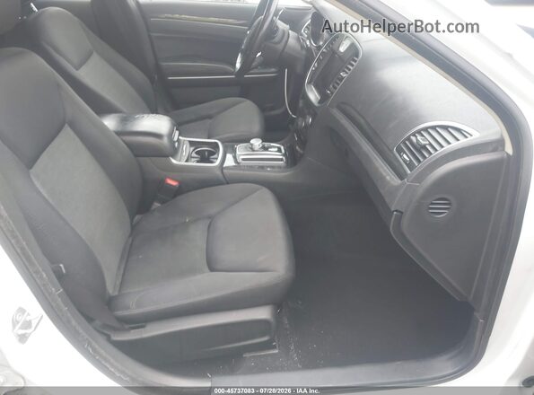 2C3CCAAG7LH128343 2020 CHRYSLER 300 Белый Вид салона спереди