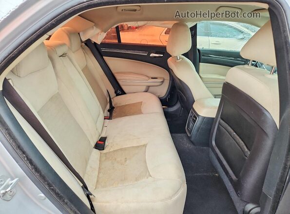 2C3CCAAG9KH727131 2019 CHRYSLER 300 Silver Հետևի նստատեղերի տեսք
