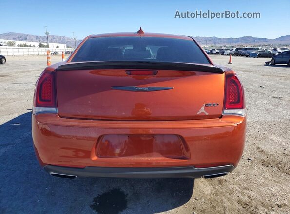 2C3CCAAG9LH209246 2020 CHRYSLER 300 Orange Вид ззаду