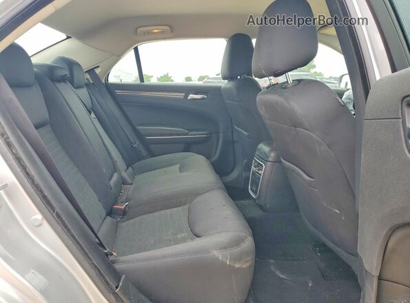 2C3CCAAG9LH239394 2020 CHRYSLER 300 Silver Vista de los asientos traseros