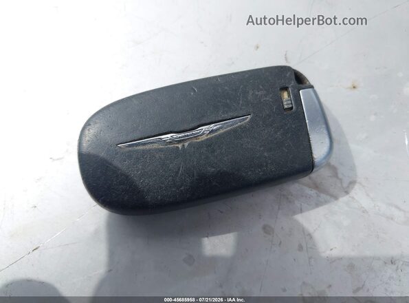 2C3CCABG1JH214291 2018 CHRYSLER 300 Серебряный Вид панели приборов