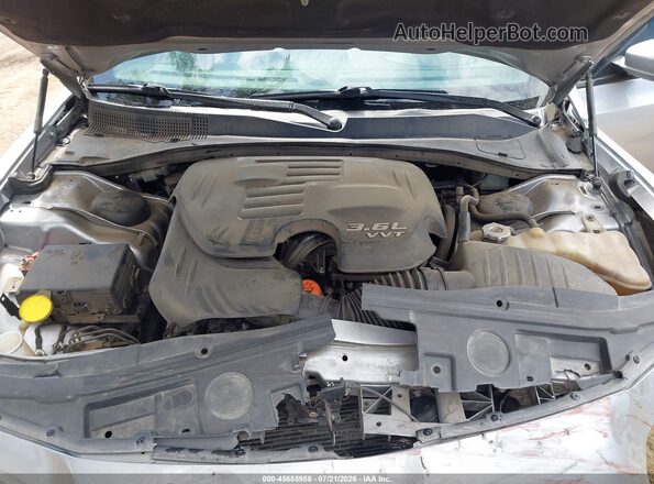 2C3CCABG1JH214291 2018 CHRYSLER 300 Серебряный Вид сзади