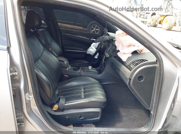 2C3CCABG1JH214291 2018 CHRYSLER 300 Серебряный Вид салона спереди