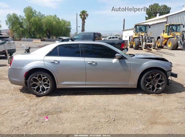 2C3CCABG1JH214291 2018 CHRYSLER 300 Серебряный Вид задней части салона