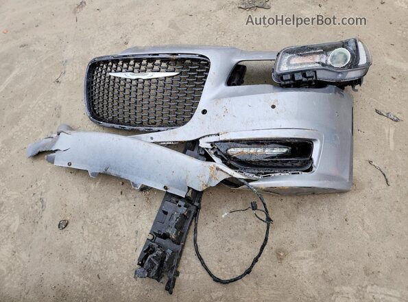 2C3CCABG7JH266430 2018 CHRYSLER 300 Серебряный Вид подкапотного пространства