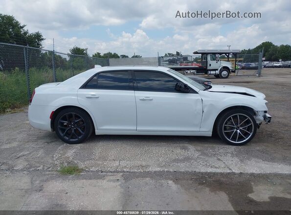 2C3CCABG7NH135231 2022 CHRYSLER 300 White Widok wnętrza z tyłu