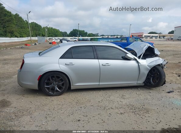2C3CCABG8PH637264 2023 CHRYSLER 300 Серебряный Вид задней части салона