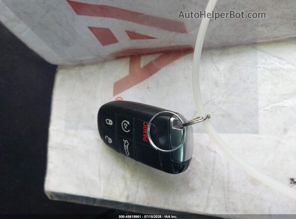 2C3CCABG8PH637264 2023 CHRYSLER 300 Серебряный Вид панели приборов