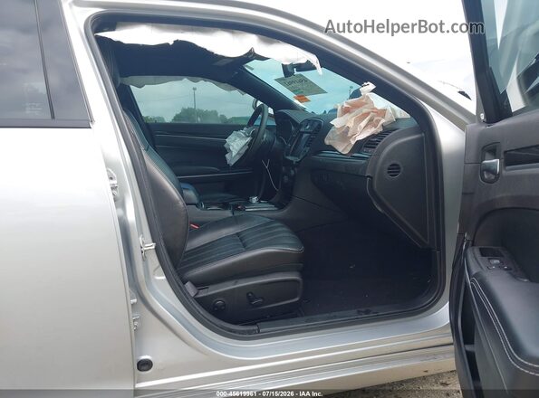2C3CCABG8PH637264 2023 CHRYSLER 300 Серебряный Вид салона спереди