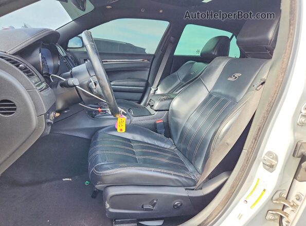 2C3CCABG9JH240315 2018 CHRYSLER 300 White Սալոնի դիմացի տեսք