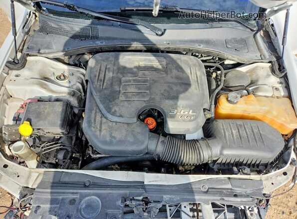 2C3CCABG9JH240315 2018 CHRYSLER 300 White Սալոնի հետևի տեսք