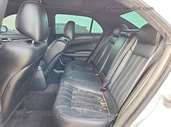 2C3CCABG9JH240315 2018 CHRYSLER 300 White Հետևի նստատեղերի տեսք