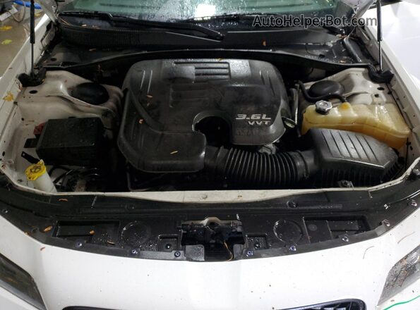 2C3CCABG9MH545706 2021 CHRYSLER 300 White Widok wnętrza z tyłu