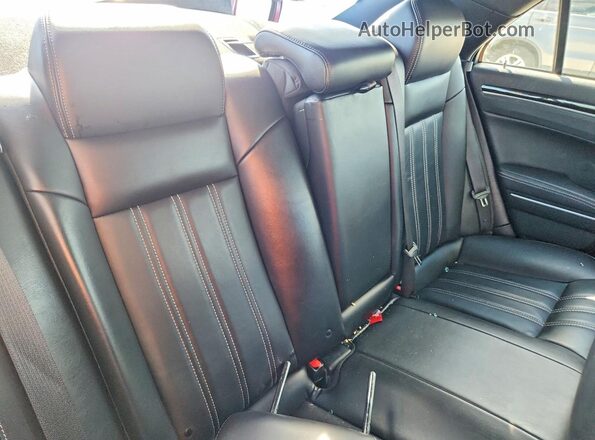 2C3CCABG9PH644501 2023 CHRYSLER 300 Red უკანა სავარძლების ხედი