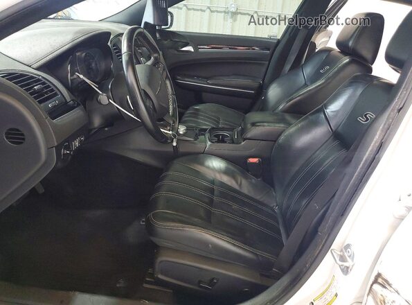 2C3CCABT0JH152668 2018 CHRYSLER 300 Белый Вид салона спереди