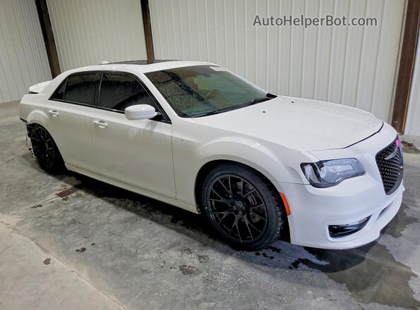 2C3CCABT0JH152668 2018 CHRYSLER 300 Белый Передняя правая четверть