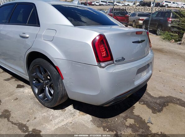 2C3CCADG3PH580968 2023 CHRYSLER 300 Серебряный Вид спереди