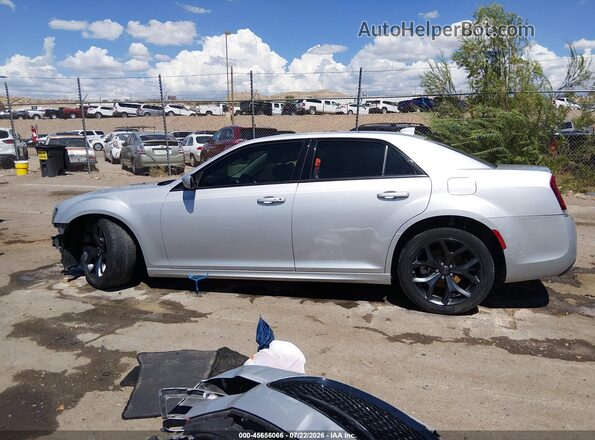 2C3CCADG3PH580968 2023 CHRYSLER 300 Серебряный Вид задней части салона